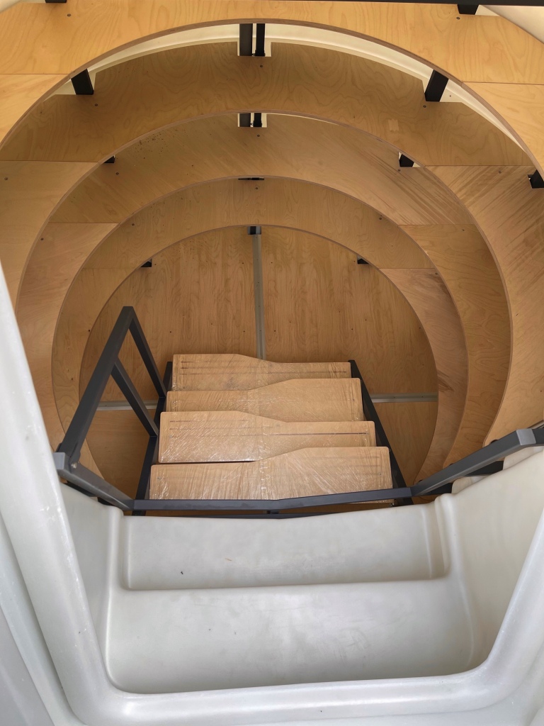 Montaż w 1 dzień - Natural FRIDGE - Gotowa piwniczka, wyposażona w półki, schody i wentylację grawitacyjną. Hermetyczna, z plastikowymi lub drewnianymi drzwiami