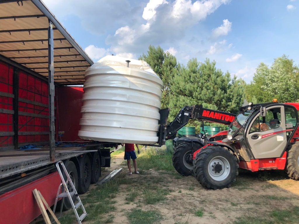 Fertig Erdkeller aus Polen Natural FRIDGE 2,5m geneigtem Eingang - Montage des Keller im Garten, Weinkeller Berlin, Deutschland, 2022 Erdkeller Modell 250  Wir liefern unsere Kunststoffkeller von unserem  🍏 Vorschriften Natural Fridge -  Angebot