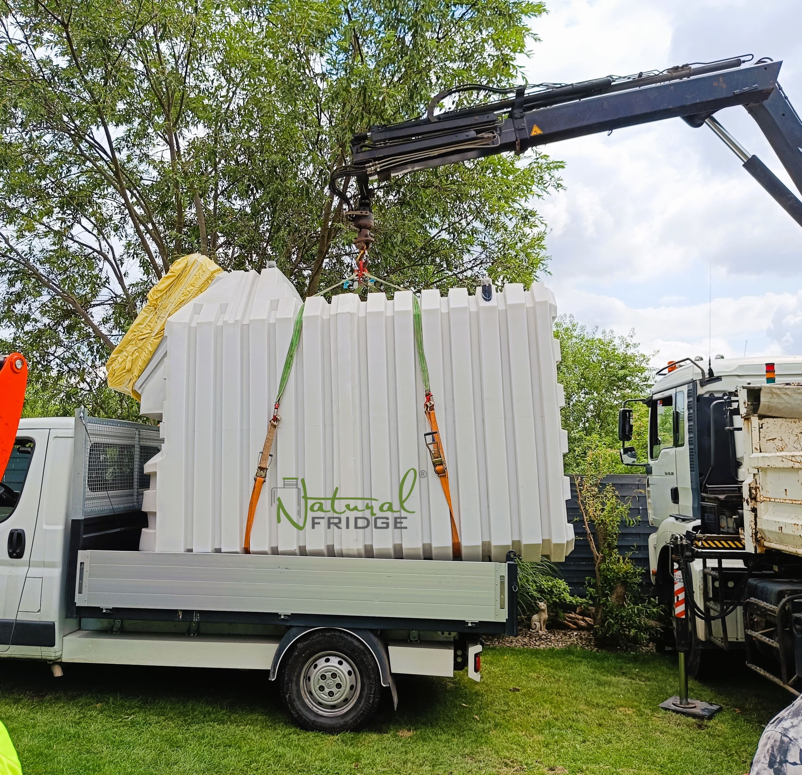 Naše plastične kleti iz našega Natural FRIDGE ® (naravni hladilnik) skladišča v Varšavi dostavimo na vaš dom. Poskrbimo za vsa vprašanja v zvezi z organizacijo dostave in razkladanja na strani prejemnika – za Klet 200x350 Natural Fridge 7.958 EUR
