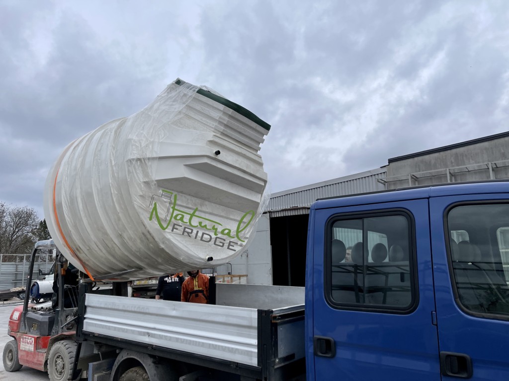 Fertig Erdkeller aus Polen Natural FRIDGE 2,5m geneigtem Eingang - Montage des Keller im Garten, Weinkeller Berlin, Deutschland, 2022 von unserem Lager zu Ihnen nach Hause in Deutschland. © 2017-2023  🍏 Vorschriften Natural Fridge -  Angebot