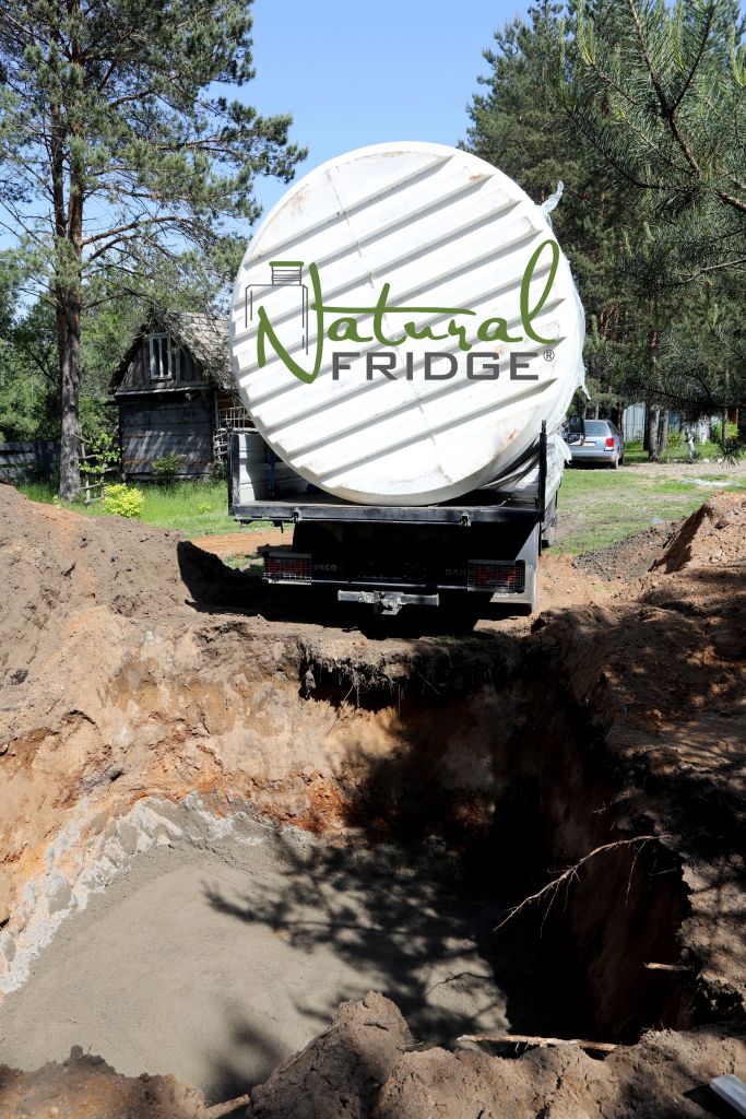 Fertig Erdkeller aus Polen Natural FRIDGE 2,5m geneigtem Eingang - Montage des Keller im Garten, Weinkeller Berlin, Deutschland, 2022 Erdkeller Modell 250  Wir liefern unsere Kunststoffkeller von unserem  🍏 Vorschriften Natural Fridge -  Angebot
