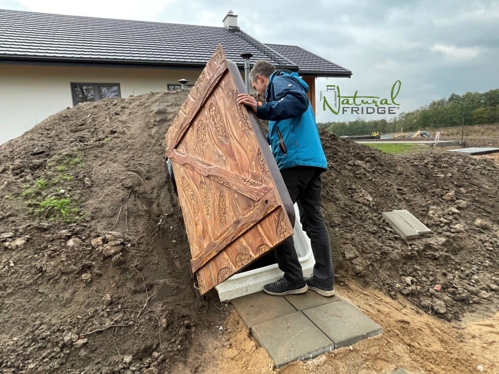 After assembly, the cellar looks like a small hill. We recommend covering the cellar with rolled grass and planting ornamental plants. Installation Cellar 200x175 Natural Fridge Gross price 6,380 EUR