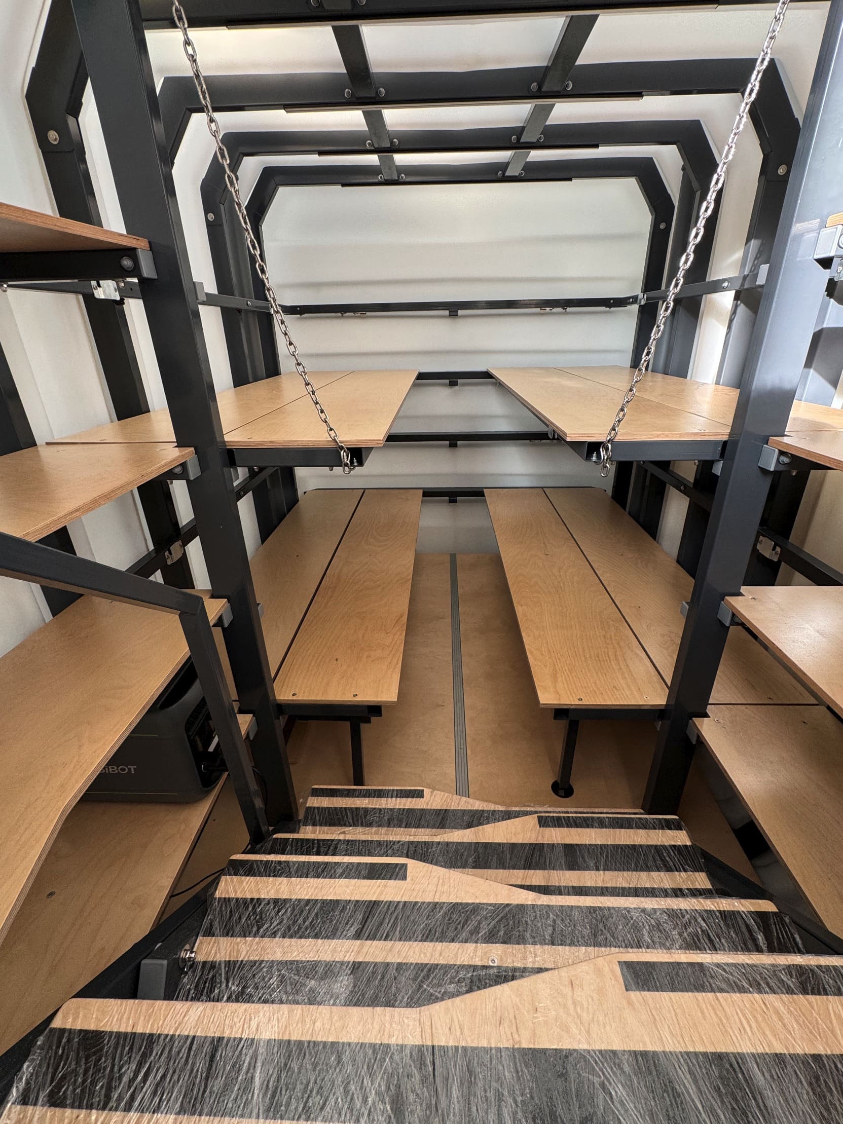 Family bomb shelter 350 – 2 or 4 berths – 4 or 8 seats – volume 12,9 m³  – Robust steel door, 6 mm thick – Natural ventilation – Mechanical ventilation with control – Emergency power  Family bomb shelter 350 Natural Fridge Gross price  16.510  EUR